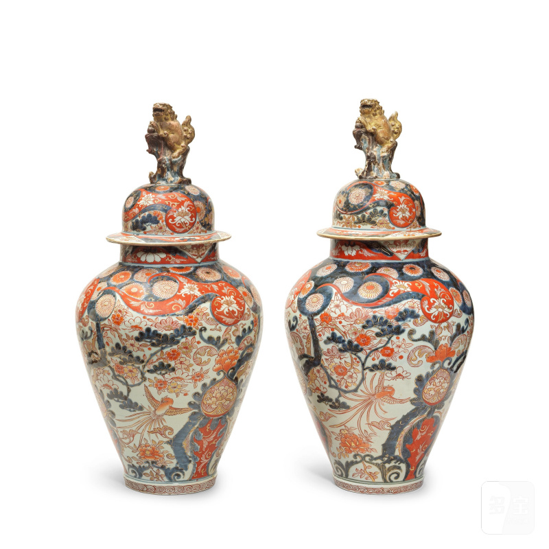 約一七零零年 伊萬里瓶一對 | A PAIR OF IMARI VASES AND COVERS